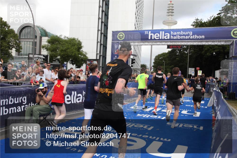 29.06.2025 - hella hamburg halbmarathon Michael Strokosch http://msf.ph/oto/8204747 29.06.2025 10:44:41 Ziel 1468, 1782, 2365, 2402, 3305, 4991, 5476, 6490, 6495, 7710, 10669, 12711, 14351, 14798, 14816, 15862, 16224, 17097, 18107, 18437, 18464, 18539, 18560, 18868, 19206 meine-sportfotos.de