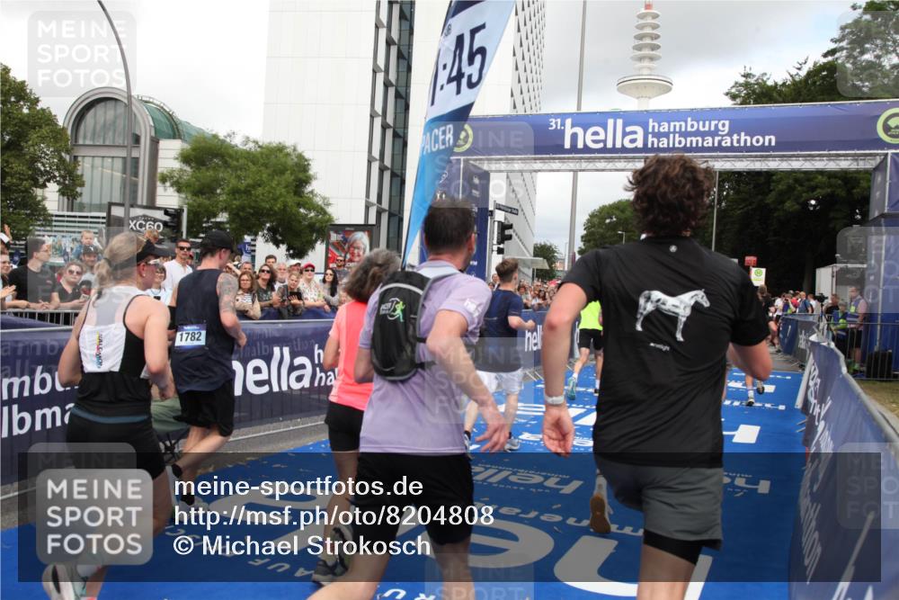 29.06.2025 - hella hamburg halbmarathon Michael Strokosch http://msf.ph/oto/8204808 29.06.2025 10:44:41 Ziel 1468, 1782, 2365, 2402, 3305, 4991, 5476, 6490, 6495, 7710, 10669, 12711, 14351, 14798, 14816, 15862, 16224, 17097, 18107, 18437, 18464, 18539, 18560, 18868, 19206 meine-sportfotos.de