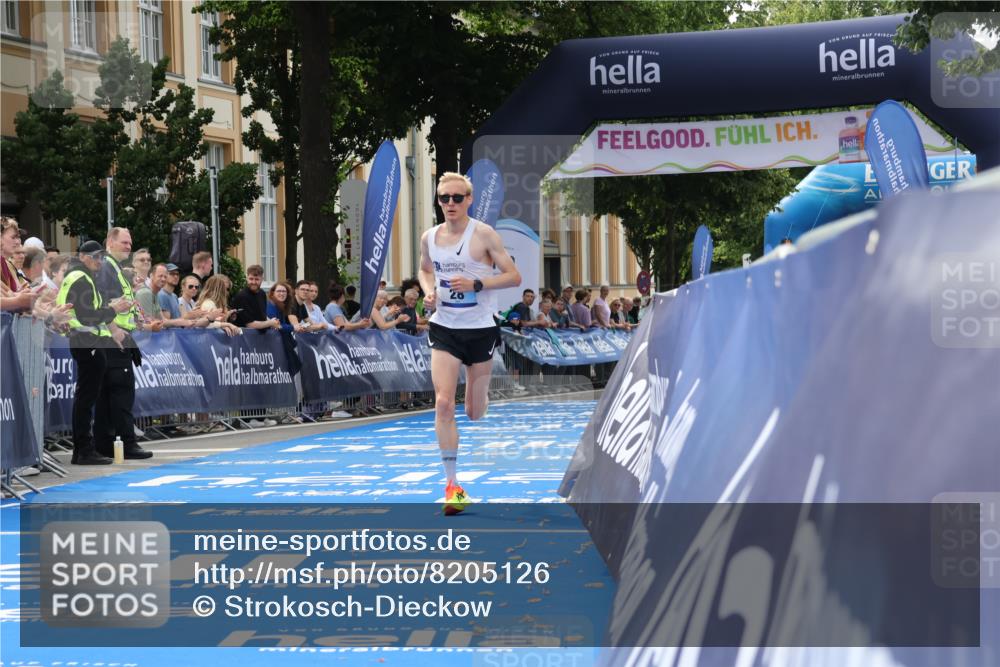 29.06.2025 - hella hamburg halbmarathon Strokosch-Dieckow http://msf.ph/oto/8205126 29.06.2025 10:12:40 Ziel 28 meine-sportfotos.de