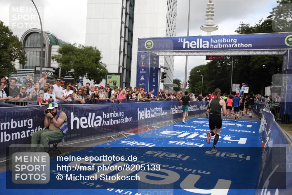 29.06.2025 - hella hamburg halbmarathon Michael Strokosch http://msf.ph/oto/8205139 29.06.2025 10:44:46 Ziel 1782, 2970, 4270, 4991, 6490, 10669, 14816, 15185, 15233, 16224, 17251, 18107, 18437, 18464, 18560, 18868, 19206 meine-sportfotos.de