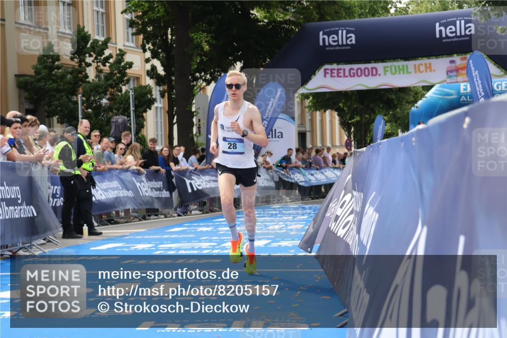 29.06.2025 - hella hamburg halbmarathon Strokosch-Dieckow http://msf.ph/oto/8205157 29.06.2025 10:12:40 Ziel 28 meine-sportfotos.de