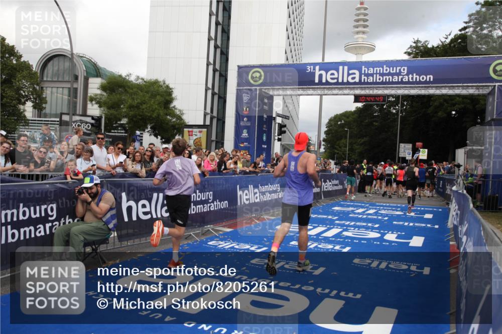 29.06.2025 - hella hamburg halbmarathon Michael Strokosch http://msf.ph/oto/8205261 29.06.2025 10:44:48 Ziel 1941, 2970, 3004, 3785, 4270, 4915, 7325, 10669, 15185, 15233, 16834, 17251, 18437, 18868 meine-sportfotos.de