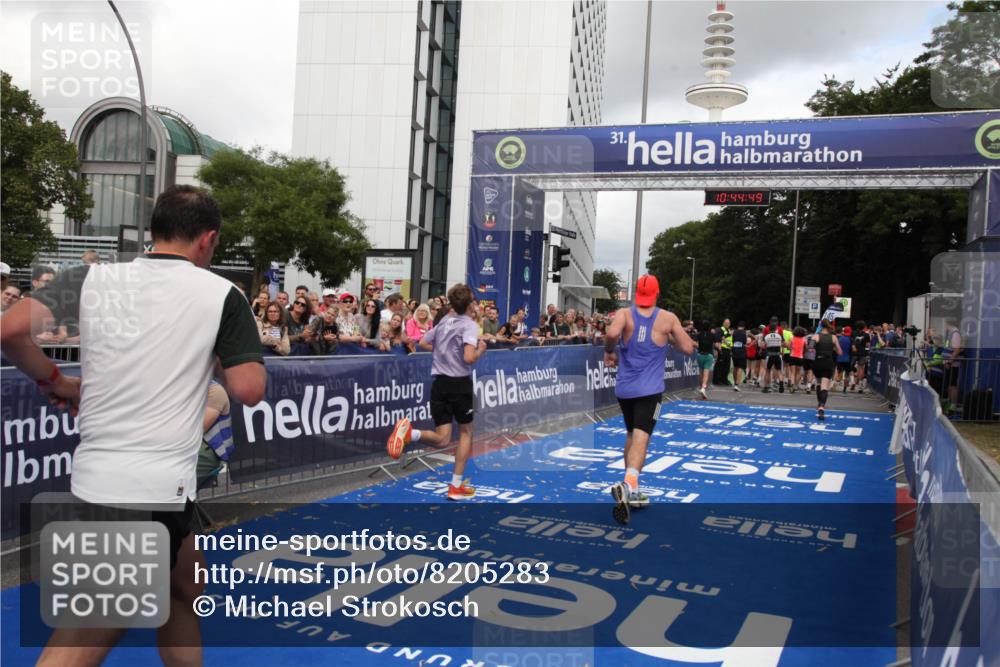 29.06.2025 - hella hamburg halbmarathon Michael Strokosch http://msf.ph/oto/8205283 29.06.2025 10:44:48 Ziel 1941, 2970, 3004, 3785, 4270, 4915, 7325, 10669, 15185, 15233, 16834, 17251, 18437, 18868 meine-sportfotos.de