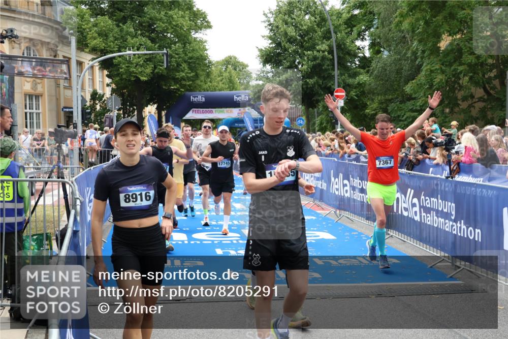 29.06.2025 - hella hamburg halbmarathon Zöllner http://msf.ph/oto/8205291 29.06.2025 10:48:28 Ziel 1537, 3747, 5129, 5362, 5528, 6081, 6923, 7367, 8216, 9262, 11451, 12549, 12840, 13962, 14990, 17745, 17855, 17982, 18790, 18923 meine-sportfotos.de