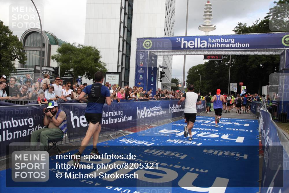 29.06.2025 - hella hamburg halbmarathon Michael Strokosch http://msf.ph/oto/8205321 29.06.2025 10:44:49 Ziel 1941, 2970, 3004, 3785, 4270, 4915, 7325, 15185, 15233, 16834, 17251, 18437, 19207 meine-sportfotos.de