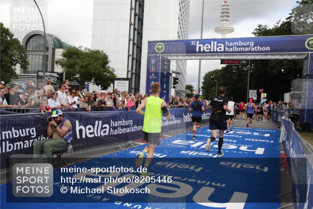 29.06.2025 - hella hamburg halbmarathon Michael Strokosch http://msf.ph/oto/8205446 29.06.2025 10:44:51 Ziel 1941, 2970, 3004, 3098, 3785, 4270, 4915, 7056, 7167, 7325, 15185, 15233, 16834, 17251, 19207, 19210 meine-sportfotos.de