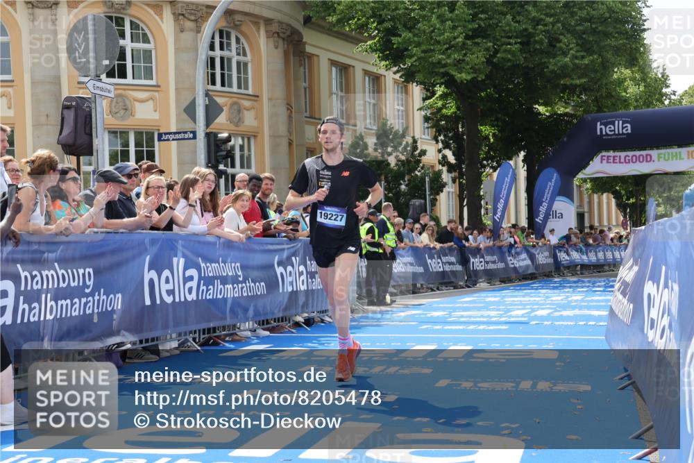 29.06.2025 - hella hamburg halbmarathon Strokosch-Dieckow http://msf.ph/oto/8205478 29.06.2025 10:14:30 Ziel 19227 meine-sportfotos.de