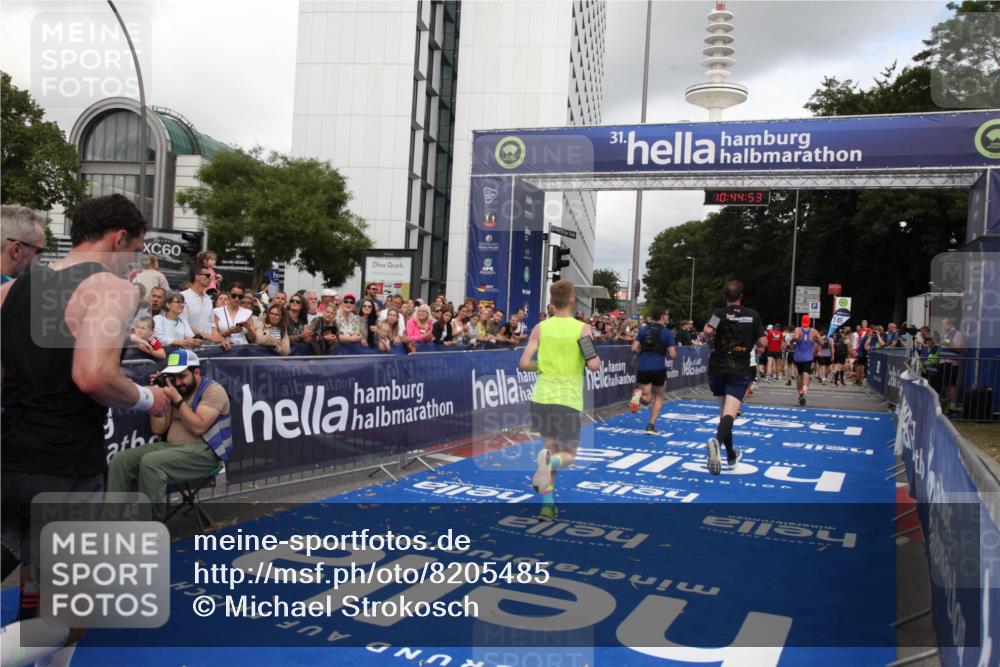 29.06.2025 - hella hamburg halbmarathon Michael Strokosch http://msf.ph/oto/8205485 29.06.2025 10:44:51 Ziel 1941, 2970, 3004, 3098, 3785, 4270, 4915, 7056, 7167, 7325, 15185, 15233, 16834, 17251, 19207, 19210 meine-sportfotos.de