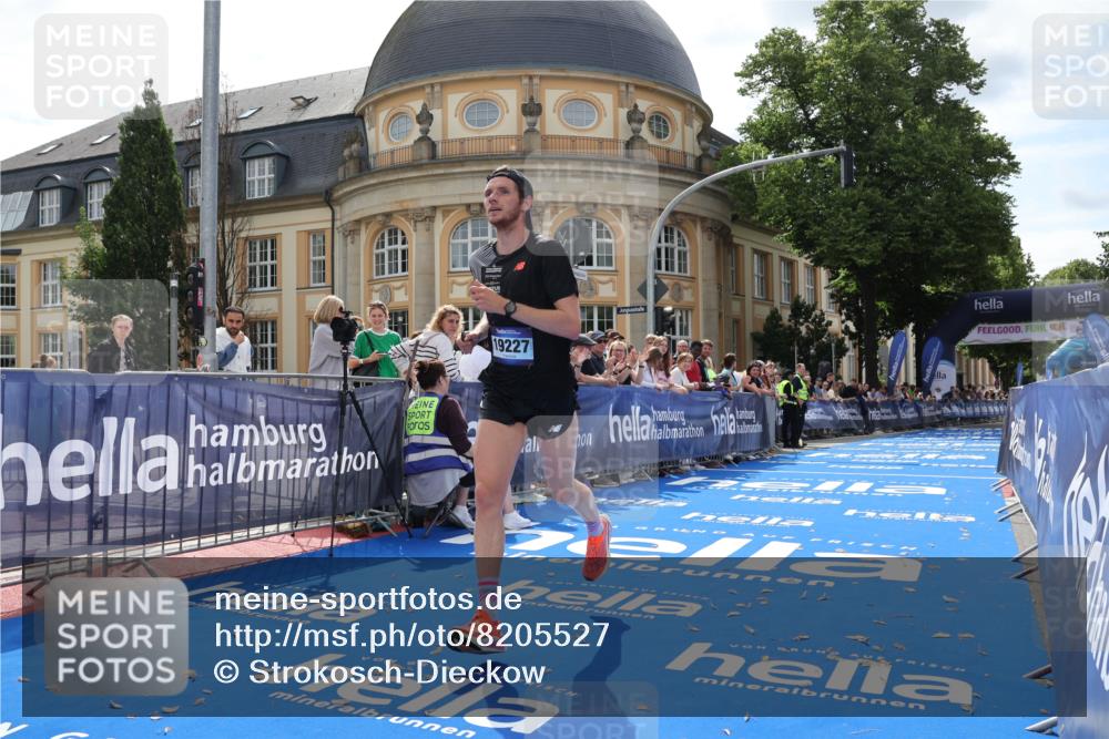 29.06.2025 - hella hamburg halbmarathon Strokosch-Dieckow http://msf.ph/oto/8205527 29.06.2025 10:14:31 Ziel 19227 meine-sportfotos.de