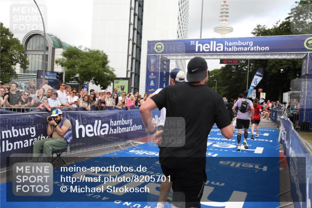 29.06.2025 - hella hamburg halbmarathon Michael Strokosch http://msf.ph/oto/8205701 29.06.2025 10:44:55 Ziel 1941, 2098, 2970, 3004, 3098, 3785, 4425, 4915, 7056, 7167, 7325, 9720, 12161, 16834, 17406, 18631, 19207, 19210 meine-sportfotos.de
