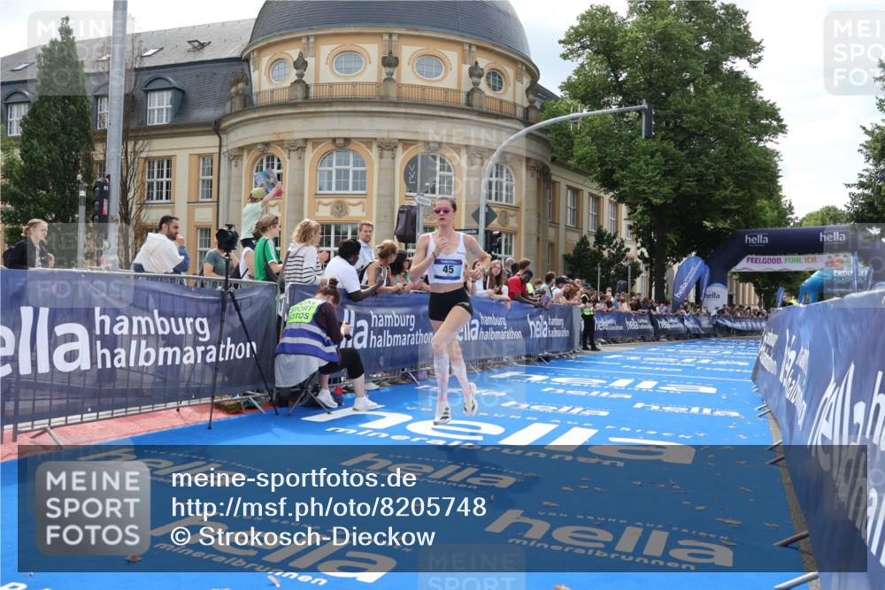 29.06.2025 - hella hamburg halbmarathon Strokosch-Dieckow http://msf.ph/oto/8205748 29.06.2025 10:15:48 Ziel 45 meine-sportfotos.de