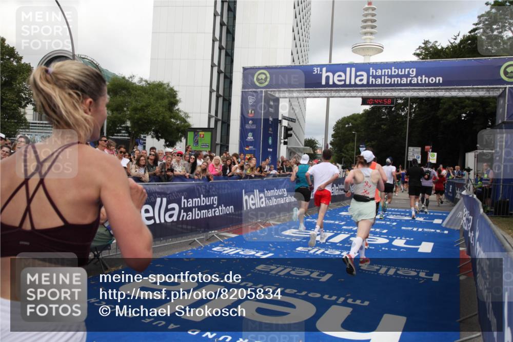 29.06.2025 - hella hamburg halbmarathon Michael Strokosch http://msf.ph/oto/8205834 29.06.2025 10:44:57 Ziel 1520, 2098, 2890, 3004, 3098, 4425, 4915, 7056, 7167, 7325, 9030, 9720, 12161, 16834, 17382, 17406, 18055, 18631, 19207, 19210 meine-sportfotos.de