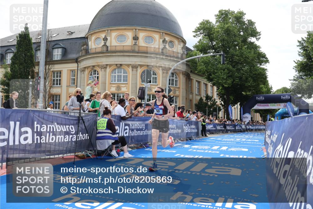 29.06.2025 - hella hamburg halbmarathon Strokosch-Dieckow http://msf.ph/oto/8205869 29.06.2025 10:16:12 Ziel 50, 11409 meine-sportfotos.de