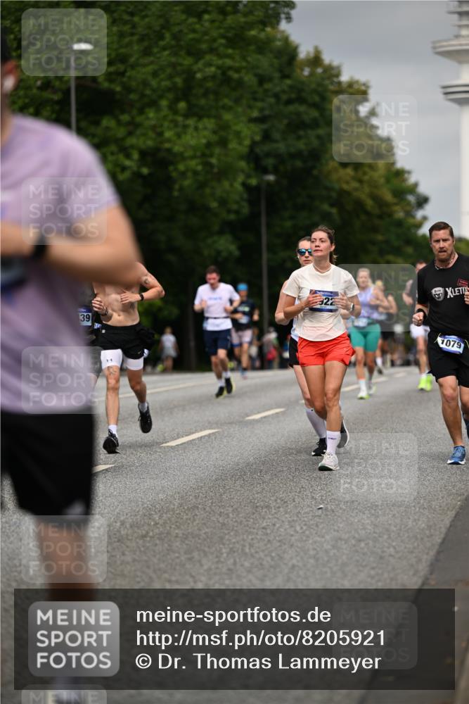 29.06.2025 - hella hamburg halbmarathon Dr. Thomas Lammeyer http://msf.ph/oto/8205921 29.06.2025 10:12:03 Kennedybrücke 1079, 1173, 1427, 1893, 2032, 2136, 3328, 3922, 3929, 4228, 5347, 5899, 6100, 7019, 7476, 7760, 9338 meine-sportfotos.de