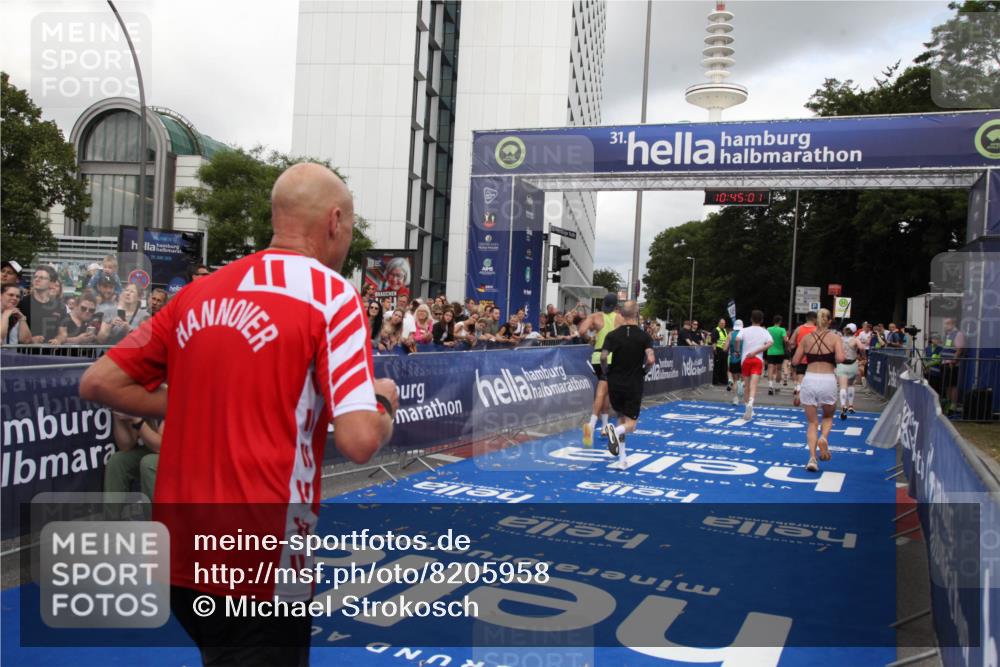 29.06.2025 - hella hamburg halbmarathon Michael Strokosch http://msf.ph/oto/8205958 29.06.2025 10:44:59 Ziel 1424, 1520, 2098, 2890, 3098, 4425, 7056, 7167, 9030, 9720, 12161, 16058, 17382, 17406, 17544, 18055, 18631, 19210 meine-sportfotos.de