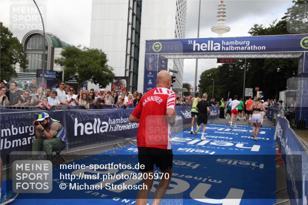 29.06.2025 - hella hamburg halbmarathon Michael Strokosch http://msf.ph/oto/8205970 29.06.2025 10:45:00 Ziel 1424, 1520, 2098, 2890, 4425, 9030, 9720, 12161, 16058, 17382, 17406, 17544, 18055, 18631 meine-sportfotos.de