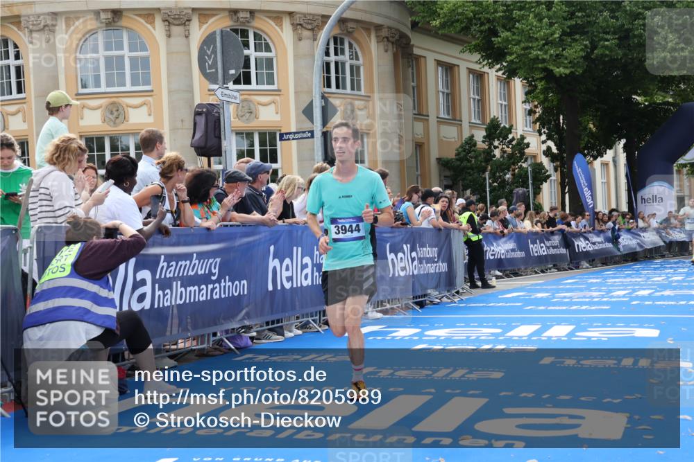 29.06.2025 - hella hamburg halbmarathon Strokosch-Dieckow http://msf.ph/oto/8205989 29.06.2025 10:16:33 Ziel 3944, 11864 meine-sportfotos.de