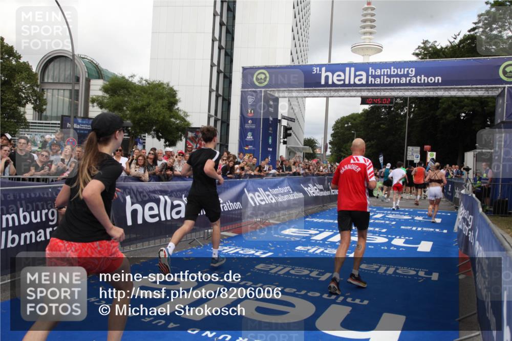 29.06.2025 - hella hamburg halbmarathon Michael Strokosch http://msf.ph/oto/8206006 29.06.2025 10:45:00 Ziel 1424, 1520, 2098, 2890, 4425, 9030, 9720, 12161, 16058, 17382, 17406, 17544, 18055, 18631 meine-sportfotos.de