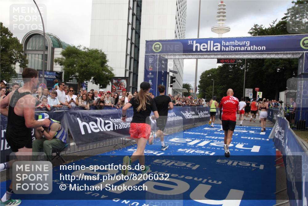 29.06.2025 - hella hamburg halbmarathon Michael Strokosch http://msf.ph/oto/8206032 29.06.2025 10:45:01 Ziel 1171, 1424, 1520, 2098, 2890, 4425, 9030, 9720, 12161, 16058, 17381, 17382, 17406, 17544, 18055, 18631 meine-sportfotos.de