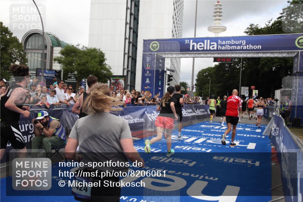 29.06.2025 - hella hamburg halbmarathon Michael Strokosch http://msf.ph/oto/8206061 29.06.2025 10:45:01 Ziel 1171, 1424, 1520, 2098, 2890, 4425, 9030, 9720, 12161, 16058, 17381, 17382, 17406, 17544, 18055, 18631 meine-sportfotos.de