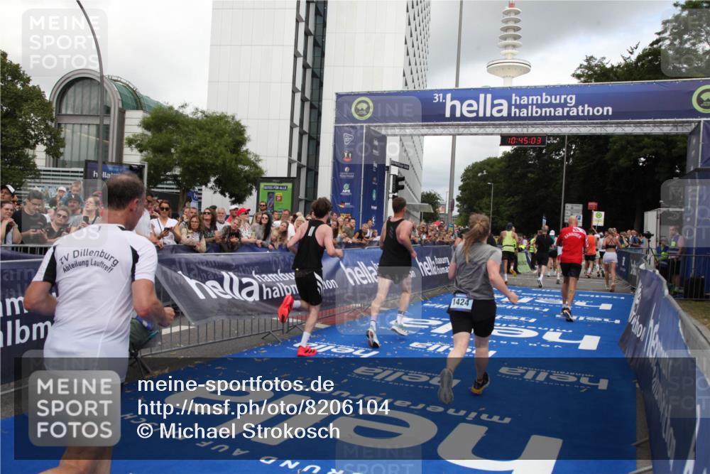 29.06.2025 - hella hamburg halbmarathon Michael Strokosch http://msf.ph/oto/8206104 29.06.2025 10:45:02 Ziel 1171, 1424, 1520, 2890, 4425, 7843, 9030, 15334, 16058, 17381, 17382, 17406, 17544, 18055, 18631 meine-sportfotos.de