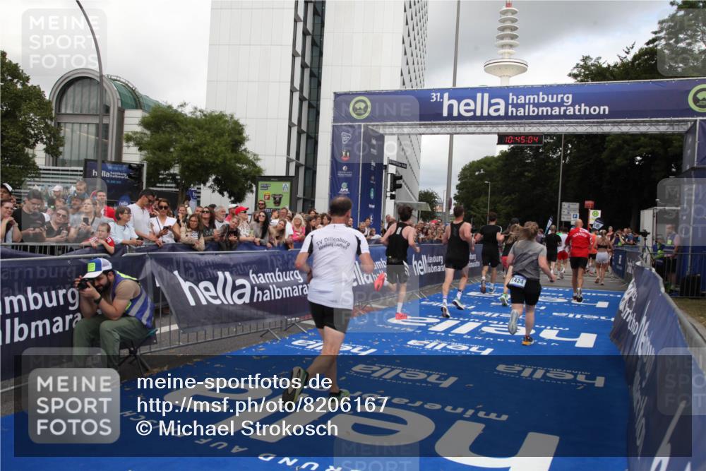 29.06.2025 - hella hamburg halbmarathon Michael Strokosch http://msf.ph/oto/8206167 29.06.2025 10:45:03 Ziel 1171, 1424, 1520, 2890, 4425, 6266, 7709, 7843, 9030, 11688, 15334, 16058, 17381, 17382, 17406, 17544, 18055, 18631 meine-sportfotos.de