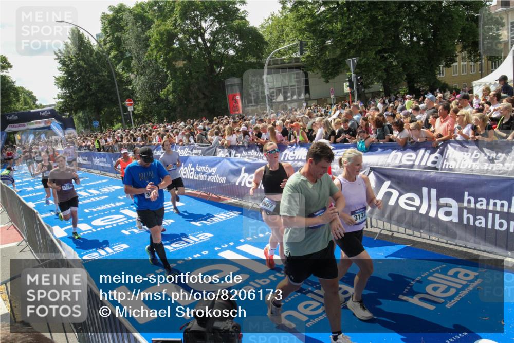 29.06.2025 - hella hamburg halbmarathon Michael Strokosch http://msf.ph/oto/8206173 29.06.2025 11:38:04 Ziel 3034, 3132, 4603, 5609, 6667, 6804, 11790, 11838, 11839, 12039, 12336, 15765, 15783, 16431, 16471, 17913, 18089 meine-sportfotos.de