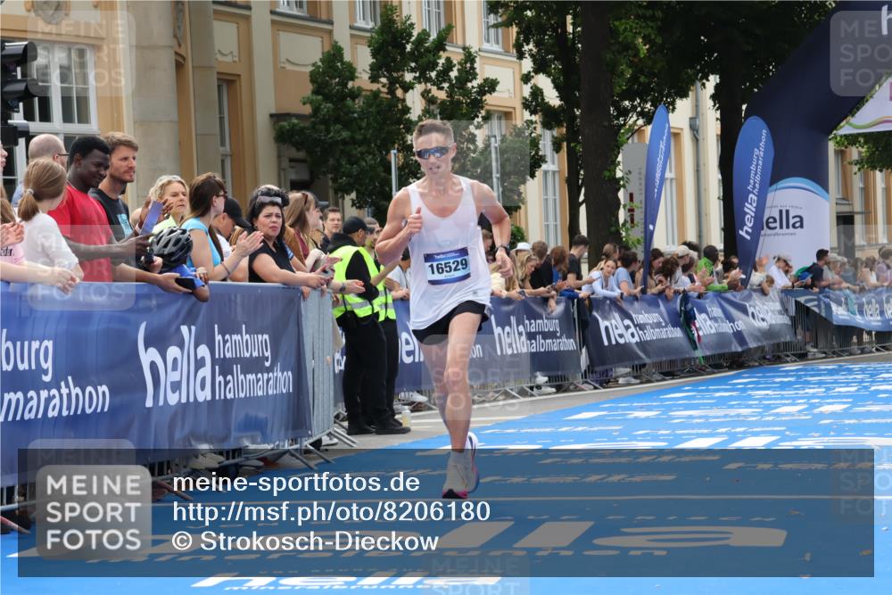 29.06.2025 - hella hamburg halbmarathon Strokosch-Dieckow http://msf.ph/oto/8206180 29.06.2025 10:17:00 Ziel 4116, 16529 meine-sportfotos.de