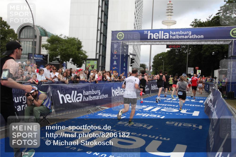 29.06.2025 - hella hamburg halbmarathon Michael Strokosch http://msf.ph/oto/8206182 29.06.2025 10:45:03 Ziel 1171, 1424, 1520, 2890, 4425, 6266, 7709, 7843, 9030, 11688, 15334, 16058, 17381, 17382, 17406, 17544, 18055, 18631 meine-sportfotos.de