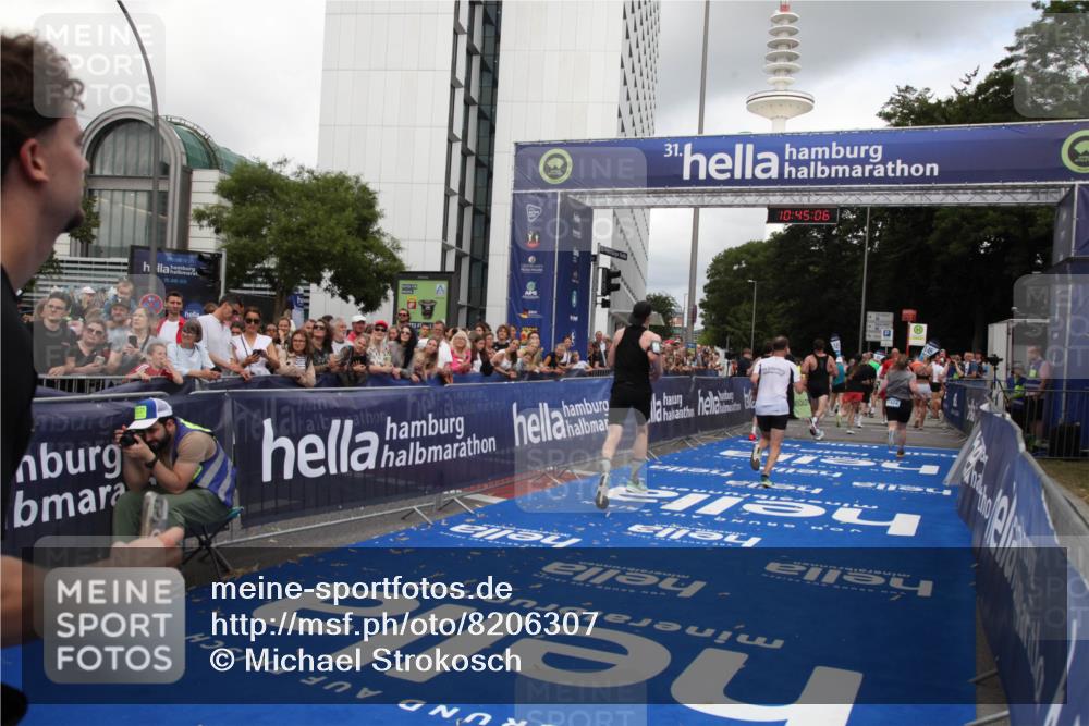 29.06.2025 - hella hamburg halbmarathon Michael Strokosch http://msf.ph/oto/8206307 29.06.2025 10:45:05 Ziel 1171, 1424, 1520, 2890, 3917, 6266, 7709, 7843, 9030, 9710, 10741, 11688, 13919, 15334, 16058, 17381, 17382, 17544, 18055 meine-sportfotos.de