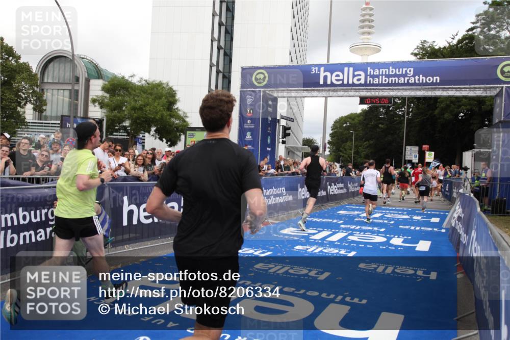 29.06.2025 - hella hamburg halbmarathon Michael Strokosch http://msf.ph/oto/8206334 29.06.2025 10:45:05 Ziel 1171, 1424, 1520, 2890, 3917, 6266, 7709, 7843, 9030, 9710, 10741, 11688, 13919, 15334, 16058, 17381, 17382, 17544, 18055 meine-sportfotos.de