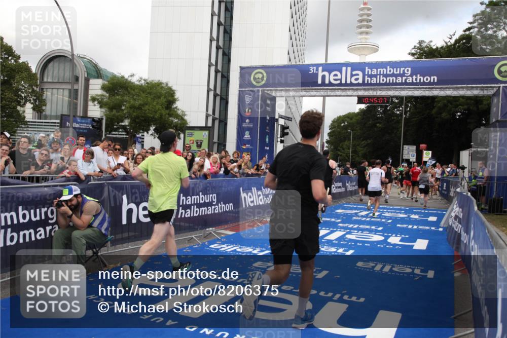 29.06.2025 - hella hamburg halbmarathon Michael Strokosch http://msf.ph/oto/8206375 29.06.2025 10:45:05 Ziel 1171, 1424, 1520, 2890, 3917, 6266, 7709, 7843, 9030, 9710, 10741, 11688, 13919, 15334, 16058, 17381, 17382, 17544, 18055 meine-sportfotos.de