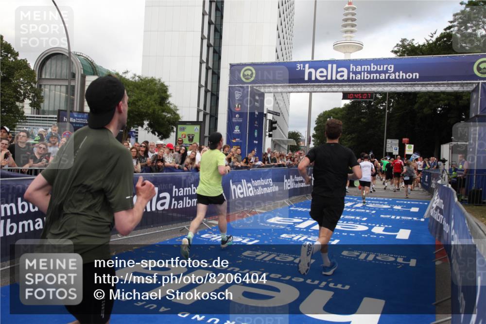 29.06.2025 - hella hamburg halbmarathon Michael Strokosch http://msf.ph/oto/8206404 29.06.2025 10:45:06 Ziel 1171, 1424, 1520, 3917, 4997, 6266, 7709, 7843, 9710, 10741, 11688, 13919, 15334, 15365, 16058, 17381, 17544, 18055 meine-sportfotos.de