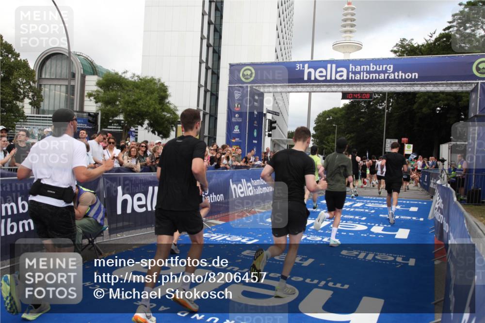 29.06.2025 - hella hamburg halbmarathon Michael Strokosch http://msf.ph/oto/8206457 29.06.2025 10:45:07 Ziel 1171, 1424, 3917, 4997, 6266, 7709, 7843, 9710, 10313, 10741, 11688, 13919, 15334, 15365, 16058, 17381, 17544 meine-sportfotos.de