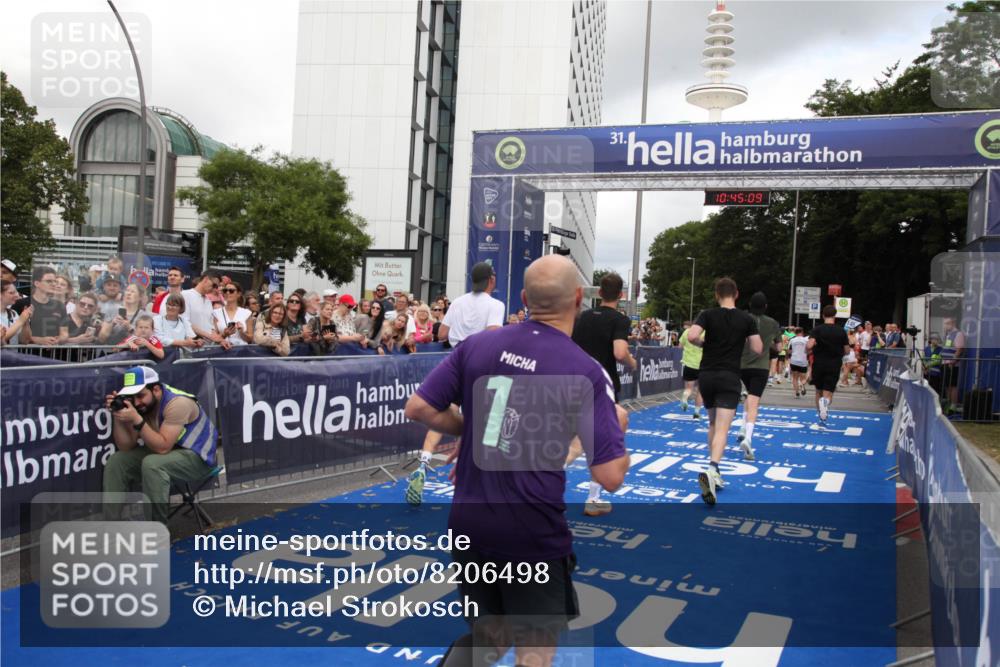 29.06.2025 - hella hamburg halbmarathon Michael Strokosch http://msf.ph/oto/8206498 29.06.2025 10:45:08 Ziel 1171, 2270, 3917, 4997, 6266, 7709, 7843, 9710, 10313, 10741, 11688, 13919, 15334, 15365, 16058, 16689, 17381, 17544 meine-sportfotos.de