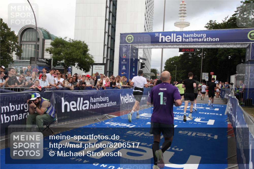 29.06.2025 - hella hamburg halbmarathon Michael Strokosch http://msf.ph/oto/8206517 29.06.2025 10:45:08 Ziel 1171, 2270, 3917, 4997, 6266, 7709, 7843, 9710, 10313, 10741, 11688, 13919, 15334, 15365, 16058, 16689, 17381, 17544 meine-sportfotos.de