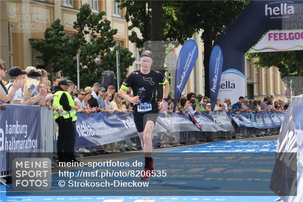 29.06.2025 - hella hamburg halbmarathon Strokosch-Dieckow http://msf.ph/oto/8206535 29.06.2025 10:17:22 Ziel 18694 meine-sportfotos.de