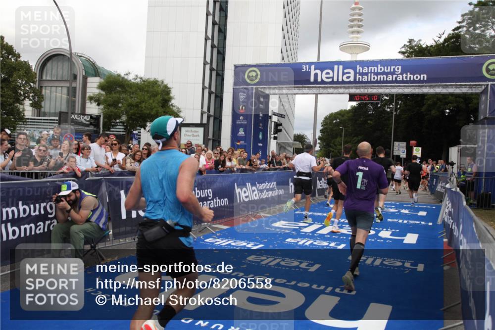 29.06.2025 - hella hamburg halbmarathon Michael Strokosch http://msf.ph/oto/8206558 29.06.2025 10:45:09 Ziel 1171, 2270, 3917, 4997, 6266, 7709, 7843, 9302, 9710, 10313, 10741, 11688, 13919, 15334, 15365, 16685, 16689, 17381 meine-sportfotos.de