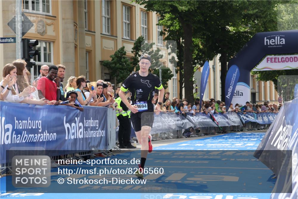 29.06.2025 - hella hamburg halbmarathon Strokosch-Dieckow http://msf.ph/oto/8206560 29.06.2025 10:17:23 Ziel 18694 meine-sportfotos.de