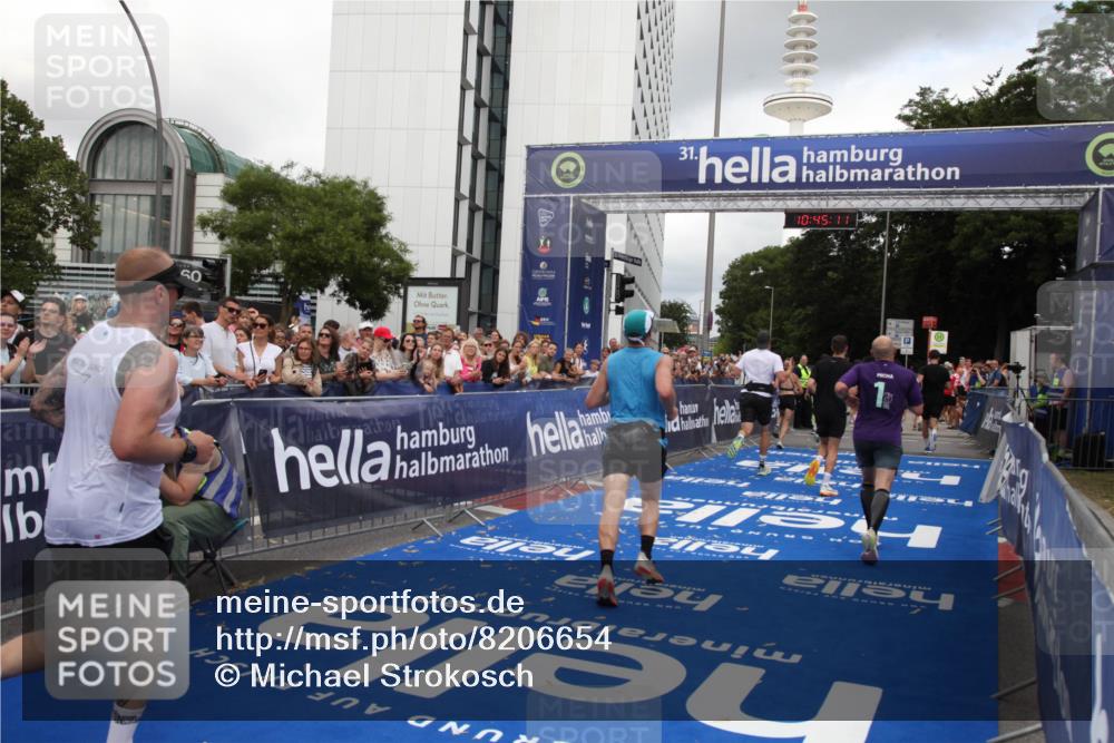 29.06.2025 - hella hamburg halbmarathon Michael Strokosch http://msf.ph/oto/8206654 29.06.2025 10:45:09 Ziel 1171, 2270, 3917, 4997, 6266, 7709, 7843, 9302, 9710, 10313, 10741, 11688, 13919, 15334, 15365, 16685, 16689, 17381 meine-sportfotos.de
