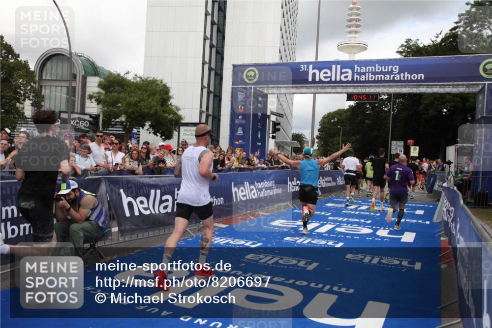 29.06.2025 - hella hamburg halbmarathon Michael Strokosch http://msf.ph/oto/8206697 29.06.2025 10:45:10 Ziel 1171, 2270, 3917, 4997, 6266, 6575, 6819, 7709, 7843, 9302, 9710, 10313, 10741, 11688, 13919, 15334, 15365, 16685, 16689, 17381, 17960 meine-sportfotos.de