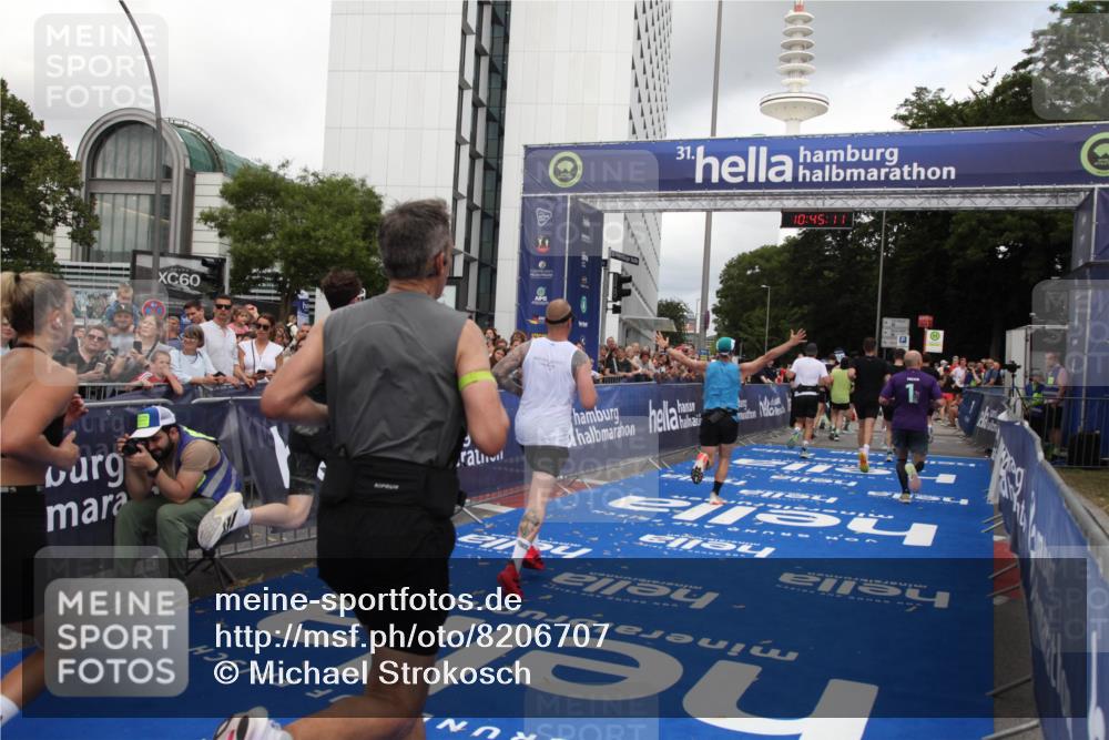 29.06.2025 - hella hamburg halbmarathon Michael Strokosch http://msf.ph/oto/8206707 29.06.2025 10:45:10 Ziel 1171, 2270, 3917, 4997, 6266, 6575, 6819, 7709, 7843, 9302, 9710, 10313, 10741, 11688, 13919, 15334, 15365, 16685, 16689, 17381, 17960 meine-sportfotos.de