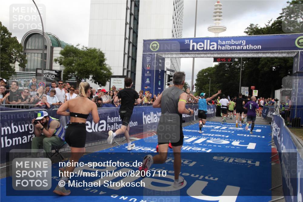 29.06.2025 - hella hamburg halbmarathon Michael Strokosch http://msf.ph/oto/8206710 29.06.2025 10:45:11 Ziel 2270, 3917, 4997, 6266, 6575, 6819, 7087, 7709, 7843, 9302, 9710, 10313, 10741, 11688, 13919, 15334, 15365, 16685, 16689, 17120, 17960, 18346, 18718 meine-sportfotos.de