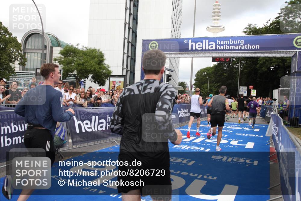 29.06.2025 - hella hamburg halbmarathon Michael Strokosch http://msf.ph/oto/8206729 29.06.2025 10:45:11 Ziel 2270, 3917, 4997, 6266, 6575, 6819, 7087, 7709, 7843, 9302, 9710, 10313, 10741, 11688, 13919, 15334, 15365, 16685, 16689, 17120, 17960, 18346, 18718 meine-sportfotos.de