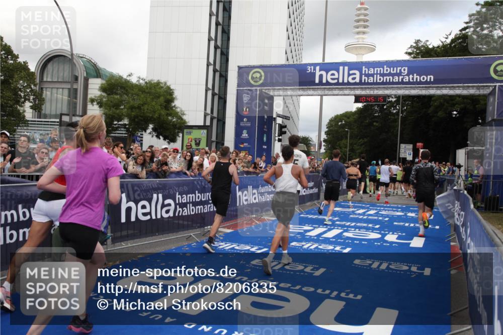 29.06.2025 - hella hamburg halbmarathon Michael Strokosch http://msf.ph/oto/8206835 29.06.2025 10:45:13 Ziel 2270, 3917, 4997, 6375, 6575, 6819, 7087, 9302, 9710, 10313, 10741, 13919, 15365, 15651, 16685, 16689, 17120, 17960, 18346, 18718 meine-sportfotos.de