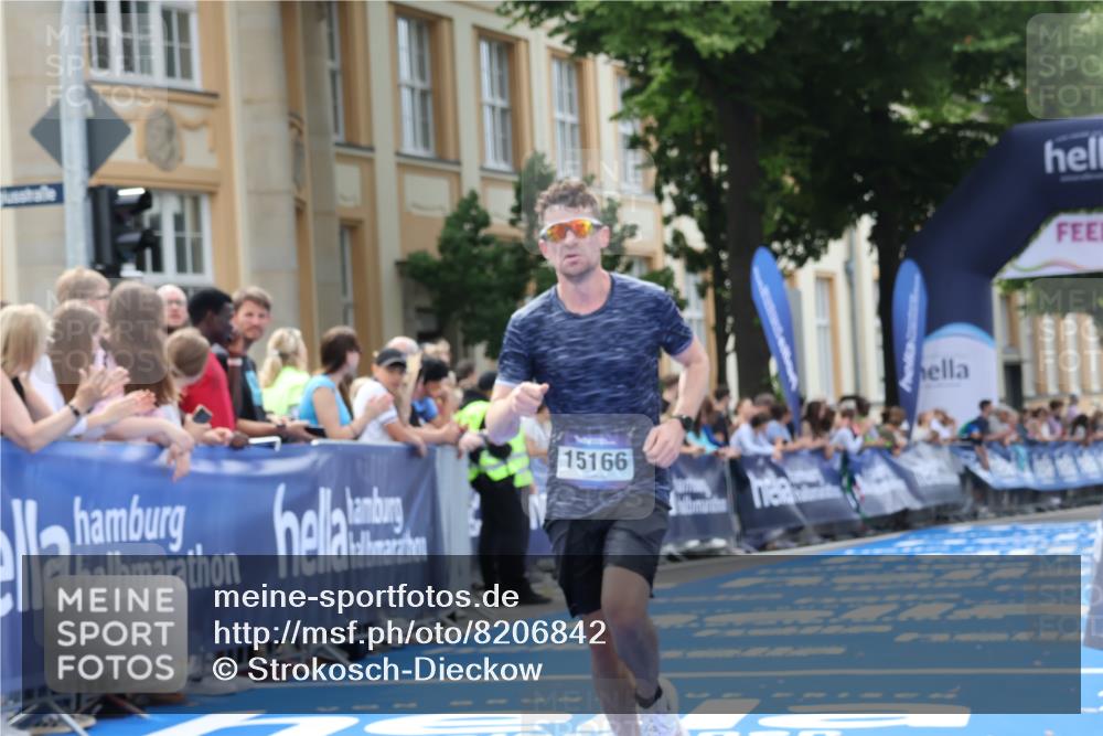 29.06.2025 - hella hamburg halbmarathon Strokosch-Dieckow http://msf.ph/oto/8206842 29.06.2025 10:17:57 Ziel 14932, 15166, 19072 meine-sportfotos.de