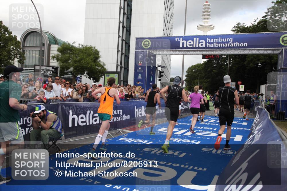 29.06.2025 - hella hamburg halbmarathon Michael Strokosch http://msf.ph/oto/8206913 29.06.2025 10:45:15 Ziel 2270, 4997, 6054, 6375, 6575, 6819, 7087, 9302, 10313, 12783, 15365, 15636, 15651, 15760, 16513, 16685, 16689, 17120, 17960, 18346, 18718 meine-sportfotos.de