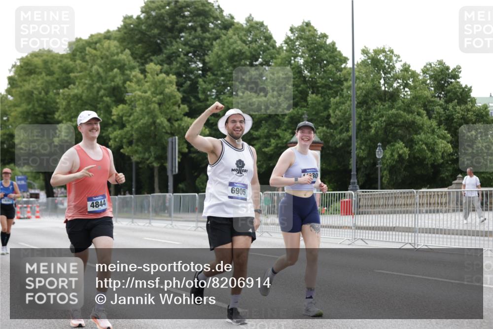 29.06.2025 - hella hamburg halbmarathon Jannik Wohlers http://msf.ph/oto/8206914 29.06.2025 10:26:05 Lombardsbrücke 1300, 4267, 4268, 4315, 4844, 6905, 7929, 8079, 8357, 8942, 12126, 13264, 14930, 15807, 17712, 18087 meine-sportfotos.de