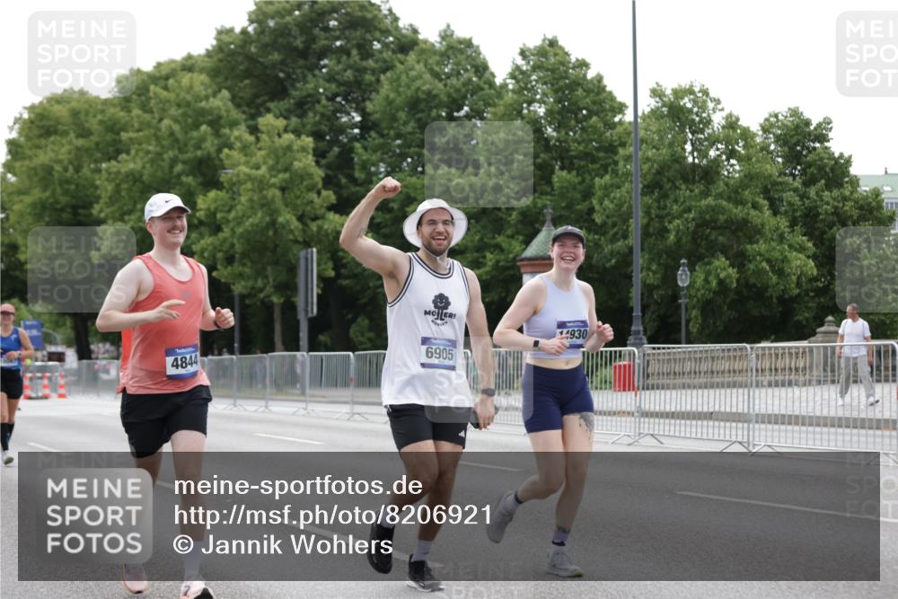 29.06.2025 - hella hamburg halbmarathon Jannik Wohlers http://msf.ph/oto/8206921 29.06.2025 10:26:05 Lombardsbrücke 1300, 4267, 4268, 4315, 4844, 6905, 7929, 8079, 8357, 8942, 12126, 13264, 14930, 15807, 17712, 18087 meine-sportfotos.de