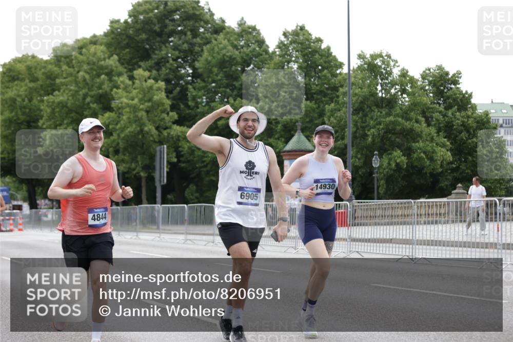 29.06.2025 - hella hamburg halbmarathon Jannik Wohlers http://msf.ph/oto/8206951 29.06.2025 10:26:06 Lombardsbrücke 1300, 2643, 4267, 4268, 4315, 4844, 6905, 7929, 8079, 8357, 8942, 11270, 12126, 13264, 14930, 15807, 17712, 18087 meine-sportfotos.de